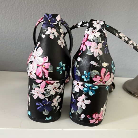 Call it spring flower heels - Picture 3 of 6